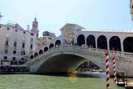 Im weiten bogen verbindet die rialtobrücke ponte di rialto die. Die Rialtobrucke In Venedig Besichtigung Tipps Und Alle Infos