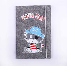 Ganz individuell kannst du die hülle mit deinen lieblingsstoffen nähen. Uheft Hulle Kleiner Pirat Fadenspiel Design Mit Herz