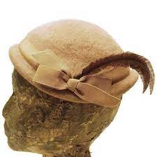 Vintage 1950s Tan Cloche Felt Hat With Bow And Feather Etsy Felt Hat Hats Hats Vintage