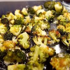Brocoli A L Ail Et Au Parmesan Roti Au Four A Table Avec Julie Recettes De Cuisine Brocolis Au Four Roti Au Four