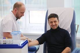 Зеленский ранее записал видеообращение, в котором подверг резкой критике идею возможного запрета показа сериала «сваты» на территории украины. Smi Analiz Krovi U Zelenskogo Bral Byvshij Akter Ego Seriala Svaty V Mire Politika Argumenty I Fakty