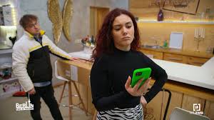 Nachdem Sara Chiara und Emmi überzeugt, dass sie im Homeoffice arbeiten  kann, passiert das absolute Gegenteil! 💻 Denn die Technik macht ihr einen  fetten Strich durch die Rechnung... 😬 Den ganzen Tag ...