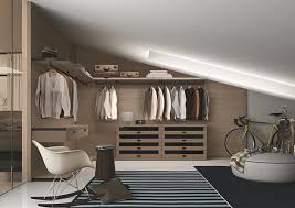 Regalati una struttura ad hoc in grado di arredare con stile. Cabina Armadio In Mansarda