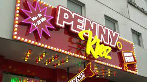 Die reeperbahn hat (fast) all ihre lebensechte ursprünglichkeit und rauheit verloren und ist zu einem plastikhafen freizeitpark verkommen. Kult Discounter Auf Der Reeperbahn Olivia Jones Weiht Renovierten Penny Markt In Hamburg Ein
