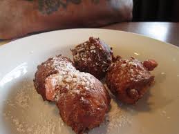 Crujiente por fuera, tierno por dentro, y lo mejor de todo es que hay una salsa para tarta de queso para mojarlos. Strawberry Pancake Puppies Picture Of Denny S Waukegan Tripadvisor