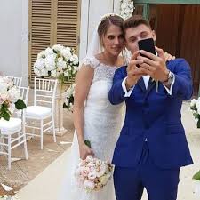 Barella lascia il campo dopo l'infortunio (afp). Barella Sposo Con La Sua Federica Grande Festa Per Il Gioiellino Rossoblu