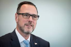 Les bulletins de la semaine à l'Assemblée nationale: le ministre André  Lamontagne est dans les pommes!