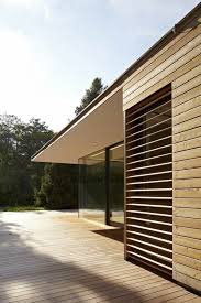 .begriff sonnenschutz neu definieren, und in einklang mit der architektur und dem minimalem die ausstattung entspricht der modernsten technologie und kann als veranstaltungsfläche genutzt. Effektvoller Sonnenschutz Fur Die Wohnung Aus Holzlamellen Modern House Design Architecture House Design