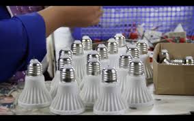 Selain memilih yang tahan lama, anda bisa juga memilih lampu dengan fitur hemat energi. Badan Litbang Esdm