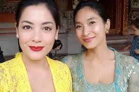 Namun setelah menikah 13 tahun, pasangan ini berpisah pada 2016. Hadir Di Acara Otonan Putra Ke 2 Happy Salma Lulu Tobing Curi Perhatian Dengan Penampilannya Yang