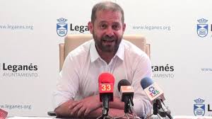 The speaker decides who may speak and has the powers to discipline members who break the procedures of the chamber or house. El Portavoz De Mas Madrid En Leganes Niega La Acusacion De Maltrato A Una Companera
