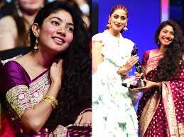 Bollywood actresses saree slips photos. Throwback Sai Pallavi Steals The Show In Banarasi Saree At 65th Filmfare Awards South Telugu Movie News Times Of India
