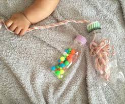 手作りの100均のビーズと紐のペットボトルおもちゃの画像 手作りおもちゃ 0歳児 手作りおもちゃ 手作り おもちゃ 0歳