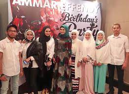 Rozita abu bakar atau nama komersialnya, rozita che wan atau che ta merupakan seorang pelakon dan pengacara wanita yang cukup dikenali umum menerusi peranan wataknya dalam siri komedi televisyen berjudul kiah pekasam. Tampil Lebih Manis Sopan Perubahan Baru Adik Che Ta Dipuji Netizen