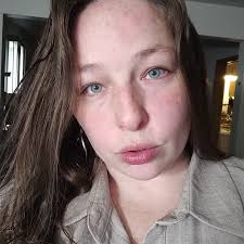 Siblings Anna and Joseph loved music, but never each other's. On her  wedding day, they stood before their family to perform a duet for the first  time. Knowing their clashing tastes and