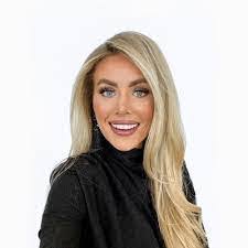 Polly Calhoun's Instagram, Twitter & Facebook