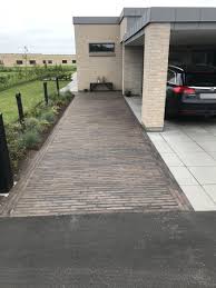 Klinker Kombineret Med Betonfliser I Indkorslen Udendors Havemobler Terrasse