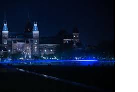 Aan het museumplein in het museumkwartier, in stadsdeel amsterdam centrum liggen de 3 grootste musea van amsterdam, het stedelijk museum, het van gogh museum en het rijksmuseum. Waterlicht At The Museumplein Amsterdam Daan Roosegaarde Livegreenblog