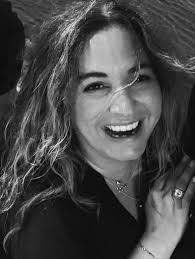 🎨 Welcoming our Featured Summer Artist! Now showing Lisa Marie Lyckland of  @FleetwoodStudio through the end of August. ✨ About the Artist: Originally  from Long Island and Brooklyn Heights, Lisa Marie now