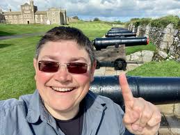 As I recall Lucky Jack favoured cannon fired by touch hole over newfangled  flintlocks. Therefore I was delighted to buy this model yesterday at a more  than reasonable price as I've rarely