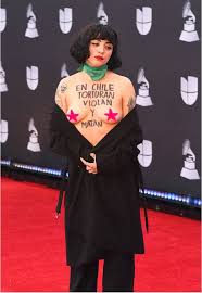 She has covered selena quintanilla's como la flor.. Sangerin Mon Laferte Zeigt Blanken Busen Bei Latin Awards Promiflash De