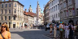 Het stedelijke gebied heeft 310.000 inwoners (2003) en is gelegen aan de rivier de ljubljanica. Ljubljana Bezienswaardigheden Hoofdstad Slovenie Wat Te Doen Uitgaan Uitstapjes En Dagtocht