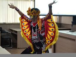 Dari segi pakaian, warisan budaya yang paling terkenal di seluruh dunia ialah batik. Pertunjukan Budaya Buka Asean Technological Camp Its News
