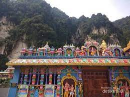 Di sana kalian akan menemukan patung dengan ketinggian sekitar 33 meter. Foto Kuil Hindu Terbesar Di Malaysia