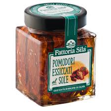 Vengono lavati, selezionati, tagliati, posizionati sui telai di essiccazione, salati e lasciati al sole. Pomodori Secchi Essiccati Al Sole Peccati Di Gola