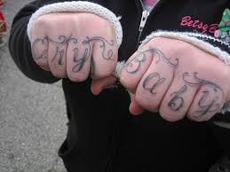 With our talented and experienced staff we can cater to all your tattoo and piercing needs. Stilisiertes Tattoo Mit Geschnorkelter Inschrift Cry Baby An Fingerknocheln Tattooimages Biz