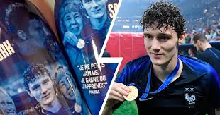 Je rêvais de gagner des titres. Ein Sympathisches Detail Pavard Hat Foto Von Seinen Eltern Auf Die Schienbeinschoner Drucken Lassen Tribuna Com