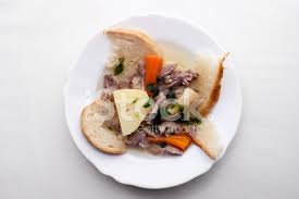 Lyfter upp traditionella rätter och vegetariska alternativ. Traditionella Slovakiska Flask Buljong Stockfoton Freeimages Com