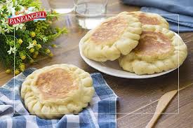 Innanzitutto lavate bene le patate sotto acqua corrente, quindi lessatele per circa 35 minuti o finché non saranno ben cotte (infilzatene una con una forchetta, se i rebbi entrano ed escono con facilità, le patate sono pronte).mentre sono ancora calde, pelate le patate.schiacciate le patate, quindi. Focacce Ripiene In Padella Ricette Cibo Idee Alimentari