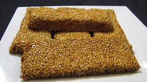 السمسمية طريقة عمل حلا السمسمية الصحية حلاوة المولد Best Homemade Energy Bars Homemade Snacks Sweet Recipes Food