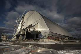 Een reusachtige kap van 36 miljoen kilo moet de plek waar op 26 april 1986 de grootste kernramp uit de geschiedenis plaatsvond voor de. Nieuwe Sarcofaag Tsjernobyl Is Grootste Beweeglijke Bouwsel Ooit De Morgen