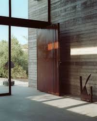 Une Porte Pivotante Metallique Couleur Marron Architecture Door Design Beautiful Doors