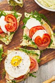 Caprese Lachs Brote Mit Spiegelei Rezept Caprese Gutes Essen Lebensmittel Essen