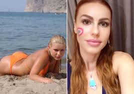 Check spelling or type a new query. O Volt Az Apam Beajulna Tinisztarja Mara Ilyen Voros Bombazo Lett Fotok Hazai Sztar Femina