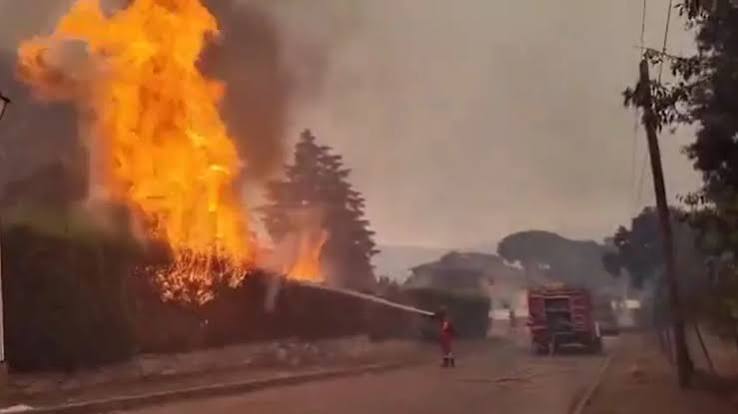 Un tercer incendio en Madrid obliga a evacuar Aldea del Fresno, una urbanización y tres residencias