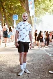 Il est donc vivement conseillé de choisir correctement ses chaussettes homme suivant la tenue et d'avoir. Les Ardentes Les Plus Beaux Looks Du Dimanche