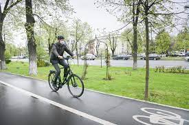 Nu e de ajuns să vorbim, trebuie să și facem ceva! Romanian President Cycles To Work To Promote Green Friday Campaign Romania Insider