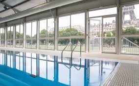 Paris Une Premiere Piscine Mobile Avec Vue Sur La Tour Eiffel Tour Eiffel Piscine Eiffel