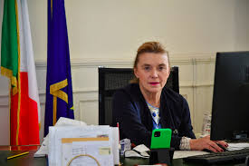 Elisabetta belloni, romana, 61 anni, era segretario generale alla farnesina, ruolo che ha ricoperto per cinque anni, dal 2016 a oggi, sostituendo michele valensise, per la farnesina la sua nomina era stata. Elisabetta Belloni Curriculum E Vita Privata Del Nuovo Direttore Del Dis Al Posto Del Contiano Vecchione Startmag