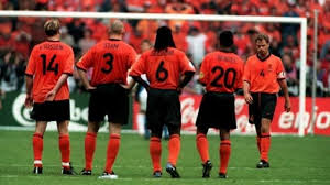 Dit ek vijfje zit verpakt in een officiele blister die is uitgegeven door de knm (koninklijke nederlandse munt). De Nos Neemt Je Zondag Mee Terug Naar Het Dramatische Ek Van 2000