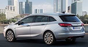 Intellilux led matrix farlar, otomatik acil durum freni özelliğine sahip önden çarpışma uyarı sistemi, takip mesafesi göstergesi, şerit takip sistemi ve trafik işareti tanıma. Opel Astra K Sports Tourer Innovation 2019 Serienausstattung Preise