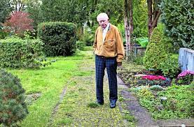 Er führte die gruppe mit viel fachwissen und interessanten geschichten. Stuttgart Sillenbuch Moos Und Gras Lassen Den Friedhof Verlottern Sillenbuch Stuttgarter Zeitung