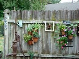Rustikale Deko Im Garten 35 Reizvolle Ideen Fur Mehr Naturlichkeit Und Gemutlichkeit Holzwand Garten Rustikaler Garten Garten