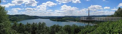 Die biggetalsperre zieht in den sommermonaten zahlreiche radler, wassersportler und erholungssuchende aus der umgebung. Biggesee Wikipedia
