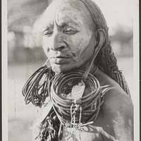 Rouwende Marind-vrouwen te Oakaba