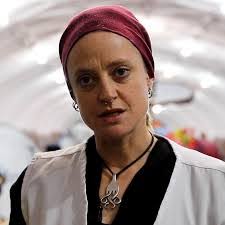 Lisa Searle's Instagram, Twitter & Facebook